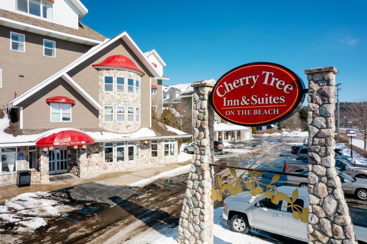 Cherry Tree Inn & Suites ทราเวิร์สซิตี้ ภายนอก รูปภาพ