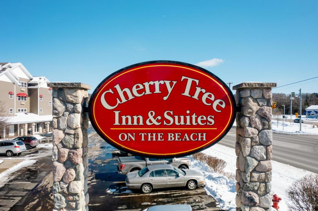 Cherry Tree Inn & Suites ทราเวิร์สซิตี้ ภายนอก รูปภาพ