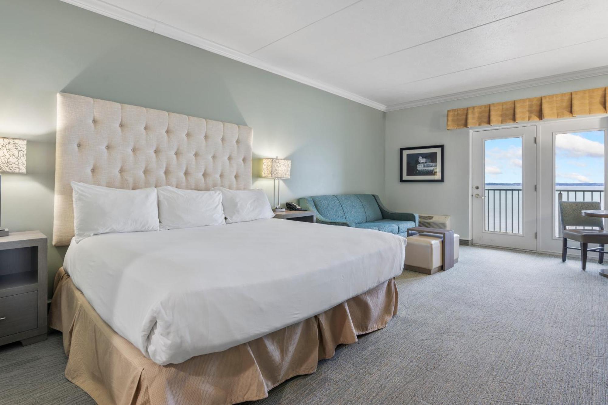 Cherry Tree Inn & Suites ทราเวิร์สซิตี้ ภายนอก รูปภาพ