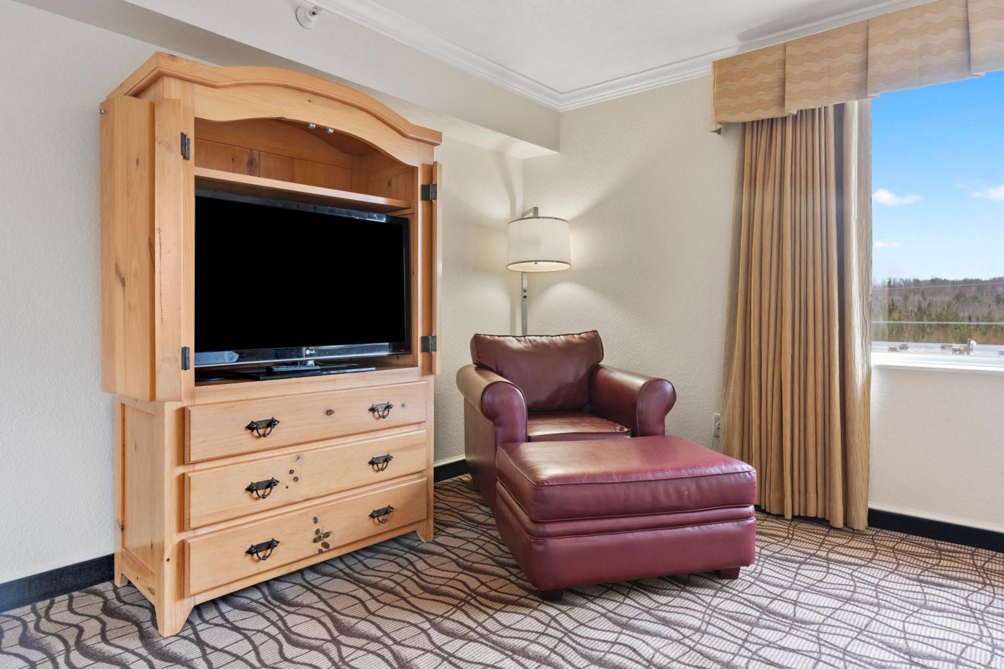 Cherry Tree Inn & Suites ทราเวิร์สซิตี้ ภายนอก รูปภาพ