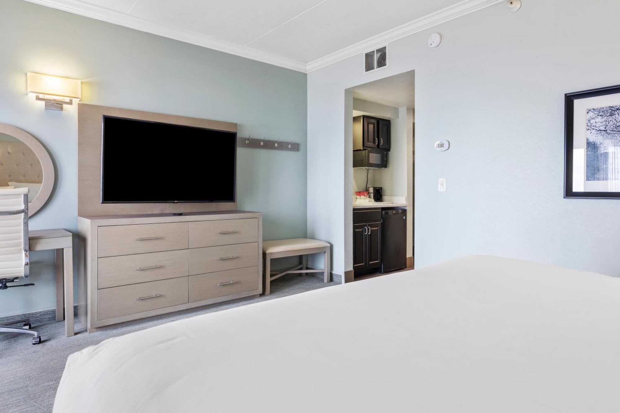 Cherry Tree Inn & Suites ทราเวิร์สซิตี้ ภายนอก รูปภาพ