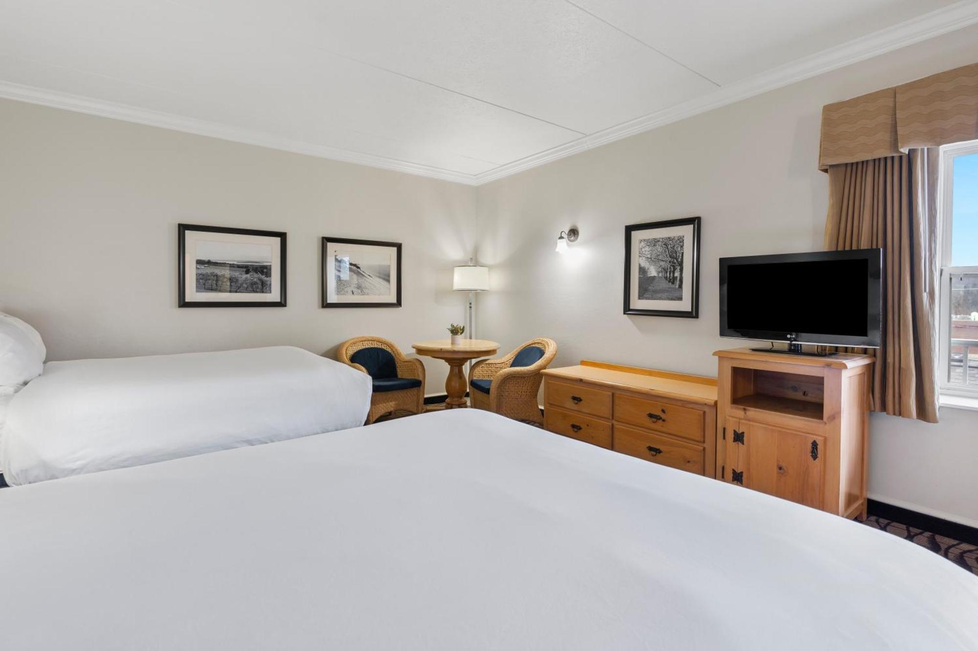 Cherry Tree Inn & Suites ทราเวิร์สซิตี้ ภายนอก รูปภาพ