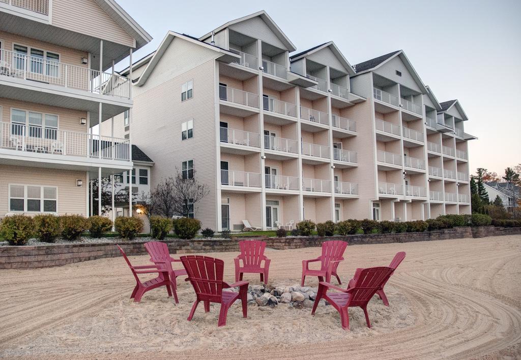 Cherry Tree Inn & Suites ทราเวิร์สซิตี้ ภายนอก รูปภาพ